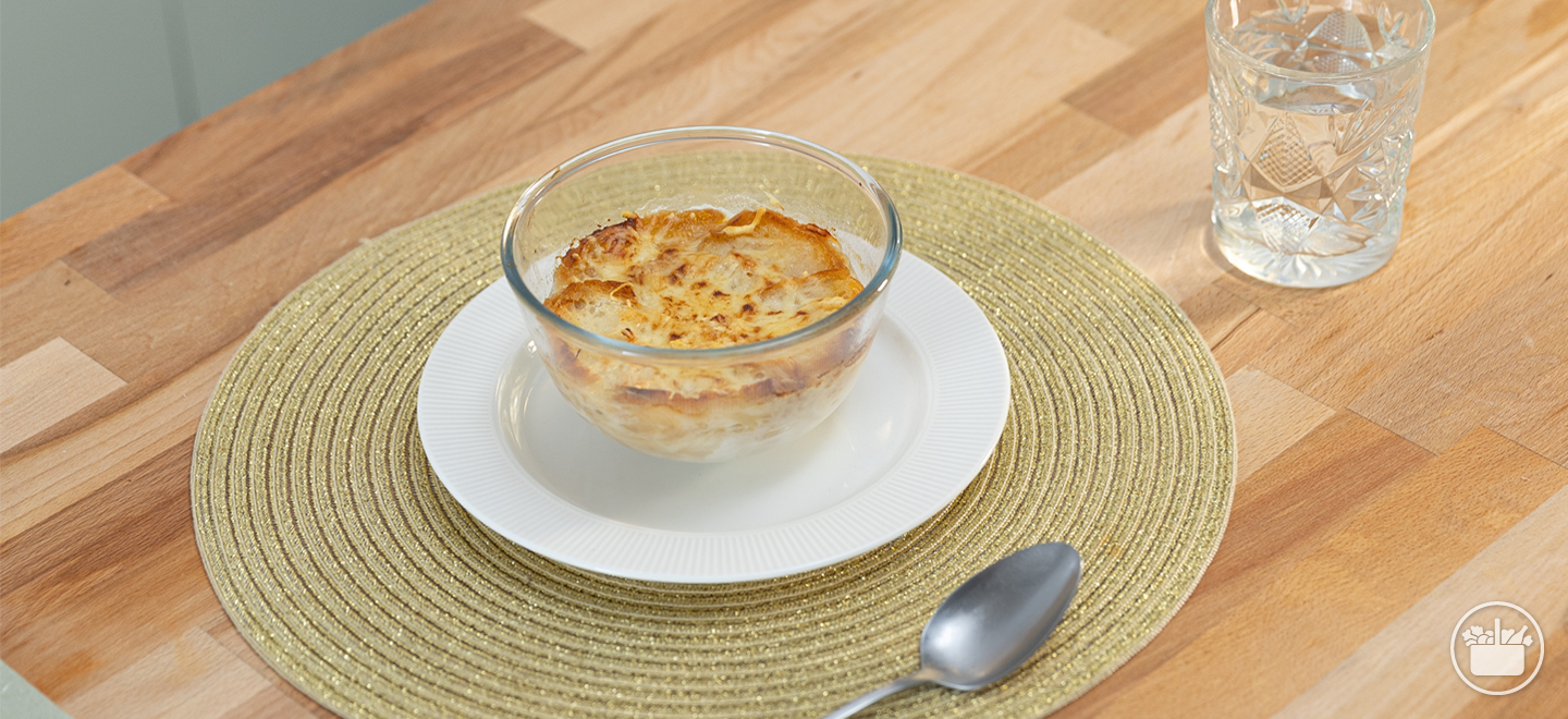 Te enseñamos a preparar una Sopa de cebolla, clásica de la cocina francesa.