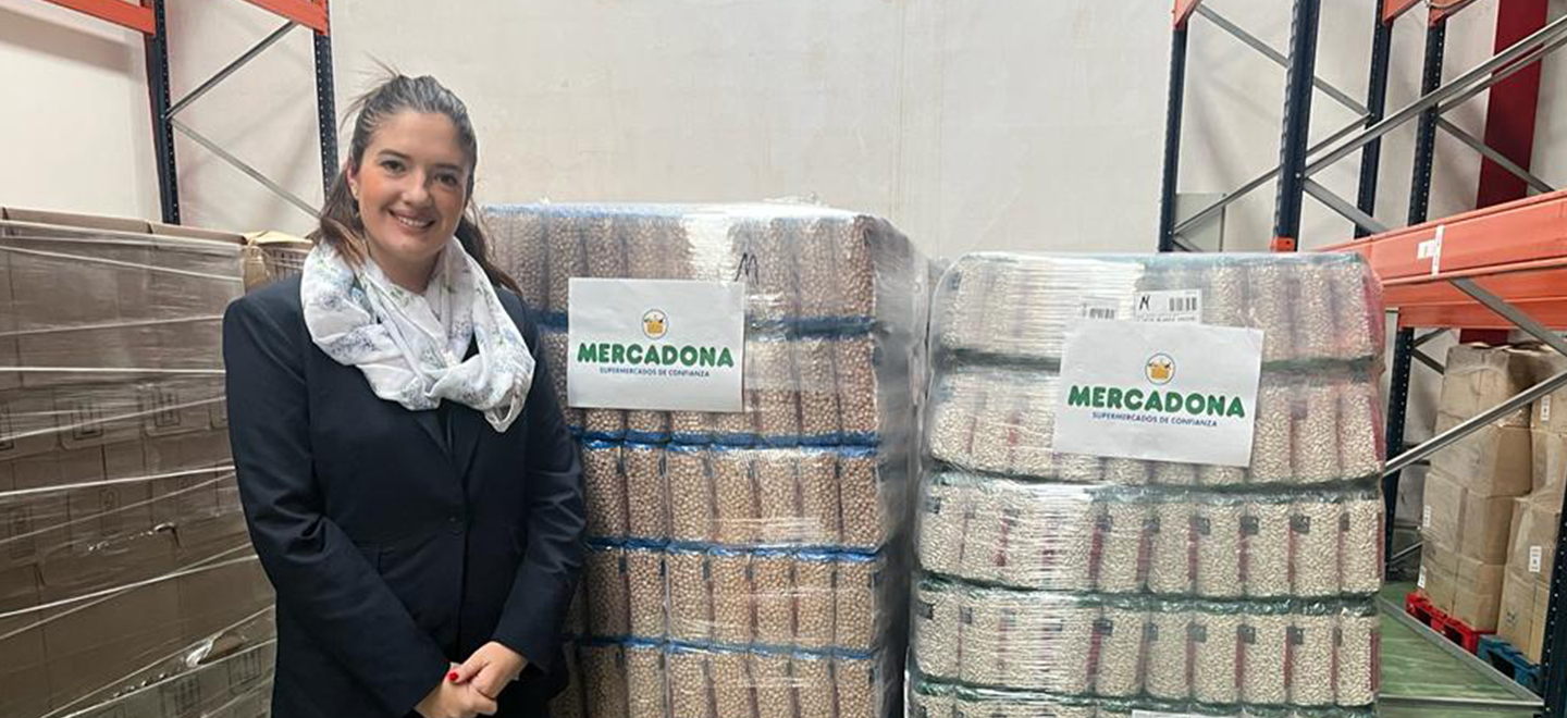 Alba Pérez, directora de Relaciones Externas de Mercadona en Granada, durante la donación