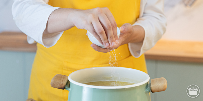 Paso 4 Sopa de cebolla: rectificar de sal y pimienta, y poner a cocer